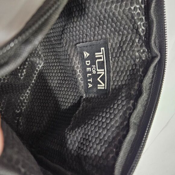 TUMI delta Toiletry bag Grey Vinyl with Metal Logo and Zipper Medium Pouch - Picture 6 of 6